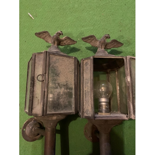 896 - A PAIR OF VINTAGE CARRIAGE LAMPS WITH EAGLE EMBELLISHMENT