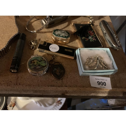 900 - AN ASSORTMENT OF VARIOUS ITEMS TO INCLUDE A PENKNIFE, A METAL TRINKET BOX ETC