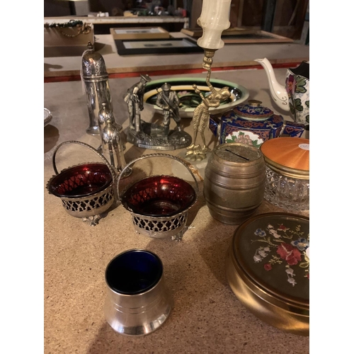 902 - AN ASSORTMENT OF VARIOUS METAL AND CERAMIC ITEMS TO INCLUDE DUCAL TEA WARE ETC