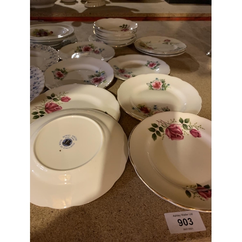 903 - AN ASSORTMENT OF CERAMIC WARE TO INCLUDE ROYAL ALBERT 'MEMORY LANE' PLATES