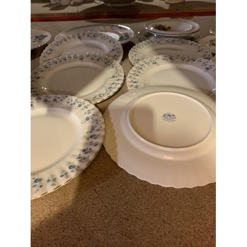 903 - AN ASSORTMENT OF CERAMIC WARE TO INCLUDE ROYAL ALBERT 'MEMORY LANE' PLATES