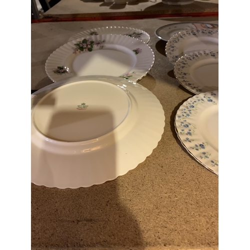 903 - AN ASSORTMENT OF CERAMIC WARE TO INCLUDE ROYAL ALBERT 'MEMORY LANE' PLATES