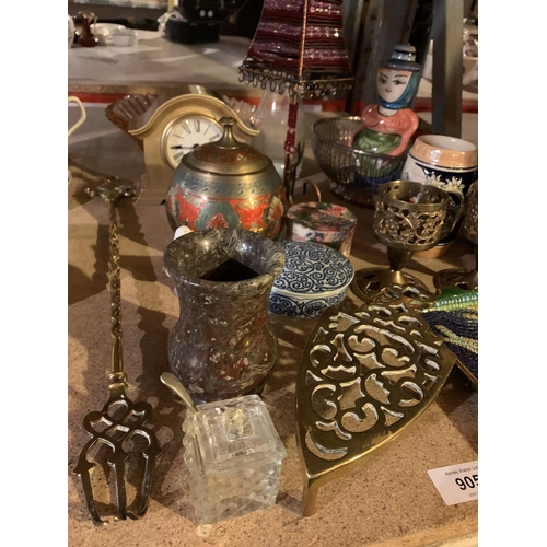 905 - AN ECLECTIC ASSORTMENT OF VARIOUS BRASSWARE AND CERAMICS TO INCLUDE A TOASTING FORK, TRIVET ETC