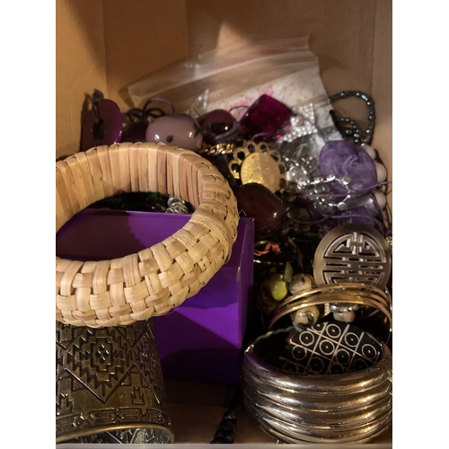 906 - A SELECTION OF VINTAGE AND RETRO COSTUME JEWELLERY TO INCLUDE BRACELETS, BROOCHES ETC