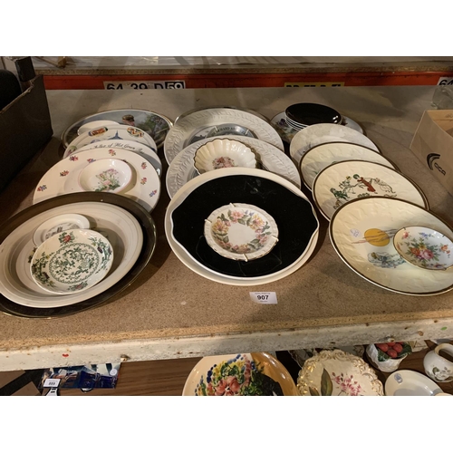 907 - AN ASSORTMENT OF VARIOUS COLLECTABLE AND DECORATIVE PLATES TO INCLUDE WEDGWOOD AND VILLEROY AND BOSH