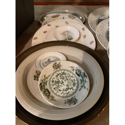 907 - AN ASSORTMENT OF VARIOUS COLLECTABLE AND DECORATIVE PLATES TO INCLUDE WEDGWOOD AND VILLEROY AND BOSH