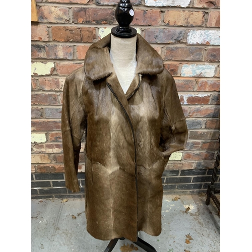 910 - A THREE QUARTER LENGTH FUR COAT