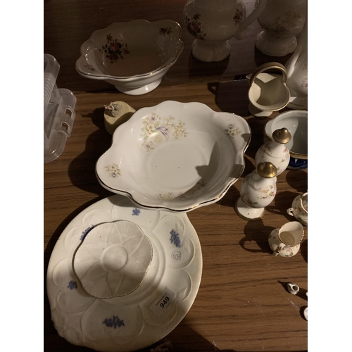 949 - A SELECTION OF CERAMIC WARE TO INCLUDE A DOLL'S CHINA TEA SET, A PAIR OF JUGS ETC