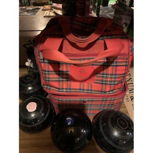 951 - A TARTAN CARRY CASE CONTAINING FOUR TAYLOR'S BOWLS AND A FURTHER FIVE BOWLS