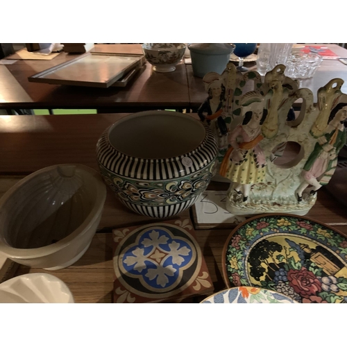 955 - AN ASSORTMENT OF CERAMIC ITEMS TO INCLUDE A PAIR OF STAFFORDSHIRE FLATBACKS, A WINTON BOWL, ROYAL DO... 