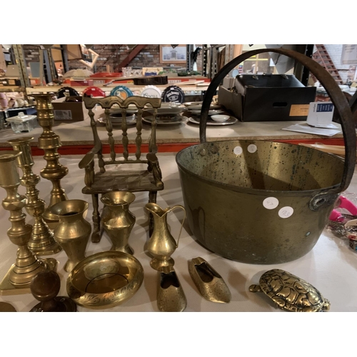 958 - A COLLECTION OF BRASS WARE TO INCLUDE A PRESERVING PAN, CANDLESTICKS, A DOLLS ROCKING CHAIR ETC