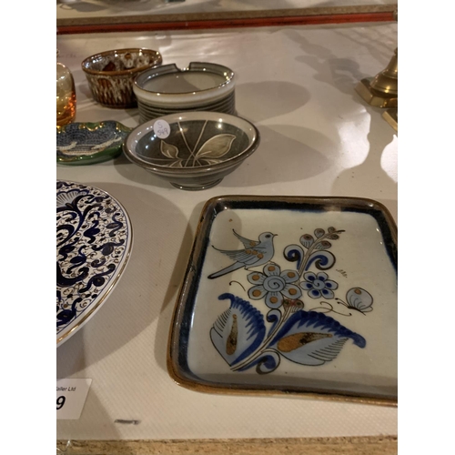 959 - AN ASSORTMENT OF CERAMIC WARE TO INCLUDE EXAMPLES OF DENBY, COALPORT, AYNSLEY ETC