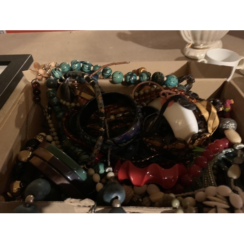 963 - A BOX CONTAINING AN ASSORTMENT OF COSTUME JEWELLERY