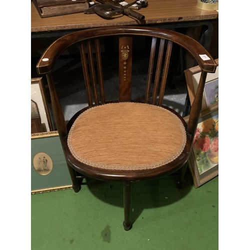 971 - A BOW BACKED WOODEN BEDROOM/BATHROOM CHAIR WITH AN UPHOLSTERED SEAT