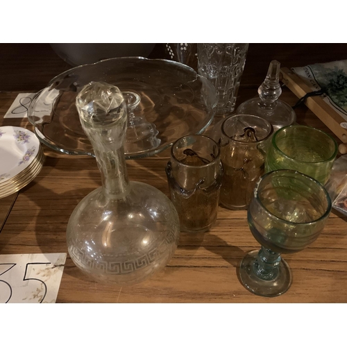 979 - AN ASSORTMENT OF GLASSWARE TO INCLUDE CEILING PENDANT, CAKE STAND, ETCHED GLASS DECANTER ETC