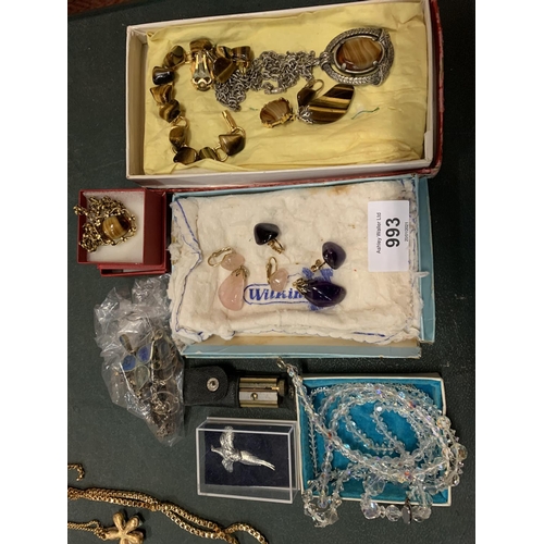 993 - AN ASSORTMENT OF COSTUME JEWELLERY TO INCLUDE SEVERAL EXAMPLES OF POLISHED STONE