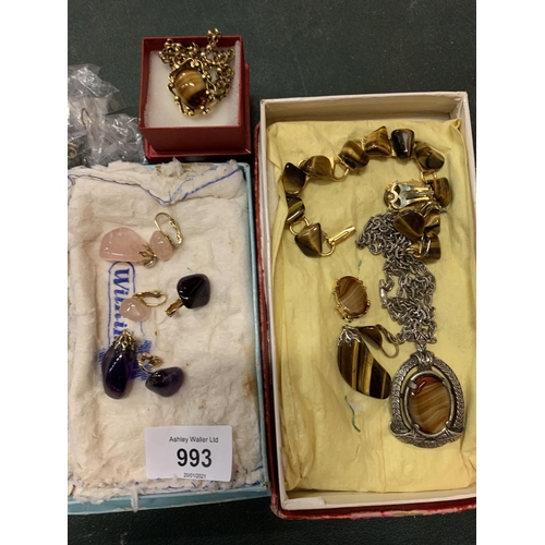 993 - AN ASSORTMENT OF COSTUME JEWELLERY TO INCLUDE SEVERAL EXAMPLES OF POLISHED STONE