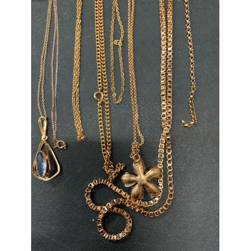 994 - A SELECTION OF YELLOW METAL COSTUME JEWELLERY TO INCLUDE A COMPACT AND CHAINS