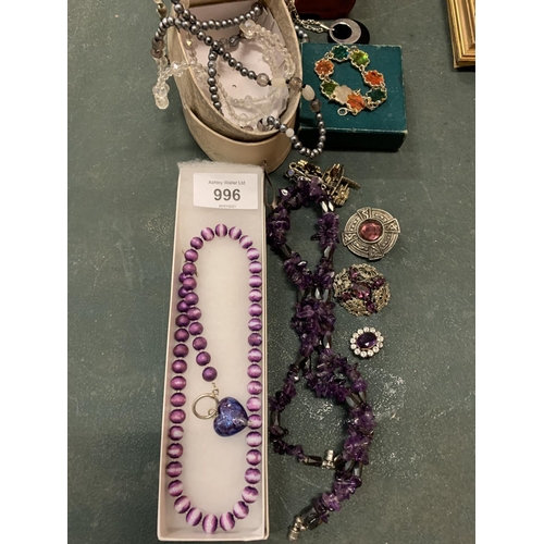 996 - A QUANTITY OF RETRO COSTUME JEWELLERY