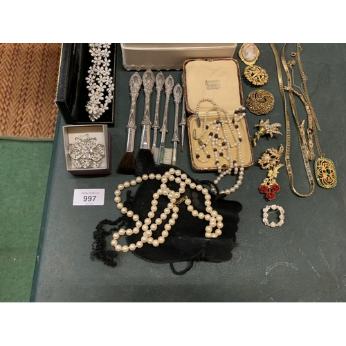 997 - AN ASSORTMENT OF COSTUME JEWELLERY TO INCLUDE BOTH YELLOW AND WHITE METAL EXAMPLES