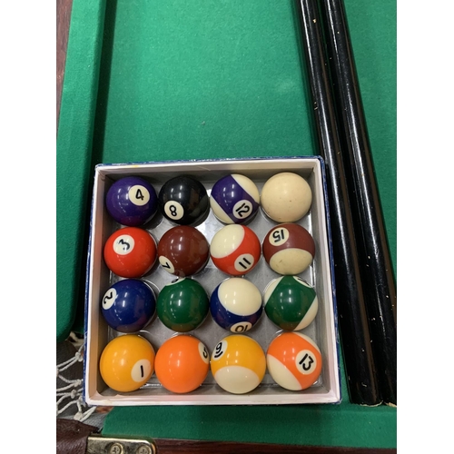 198 - A TABLE TOP SNOOKER TABLE TO INCLUDE TWO CUES AND A SET OF SNOOKER BALLS