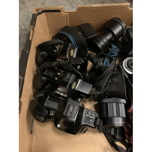 214 - A QUANTITY OF CAMERA EQUIPMENT TO INCLUDE MINOLTA EXAMPLES AND A PAIR OF PRINZ BINOCULARS