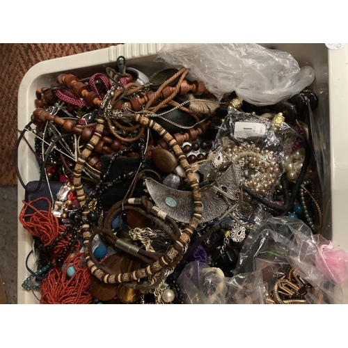 215 - AN EXTENSIVE ASSORTMENT OF VARIOUS COSTUME JEWELLERY ITEMS