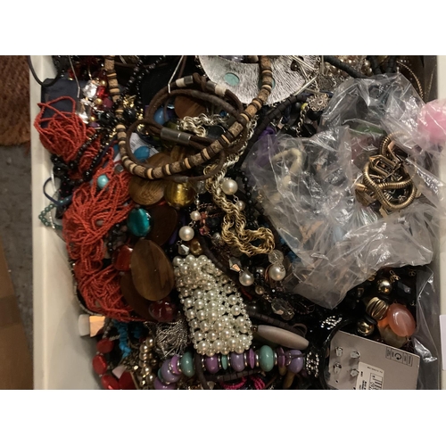 215 - AN EXTENSIVE ASSORTMENT OF VARIOUS COSTUME JEWELLERY ITEMS