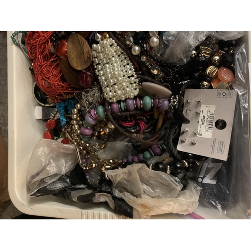 215 - AN EXTENSIVE ASSORTMENT OF VARIOUS COSTUME JEWELLERY ITEMS