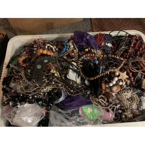 215 - AN EXTENSIVE ASSORTMENT OF VARIOUS COSTUME JEWELLERY ITEMS