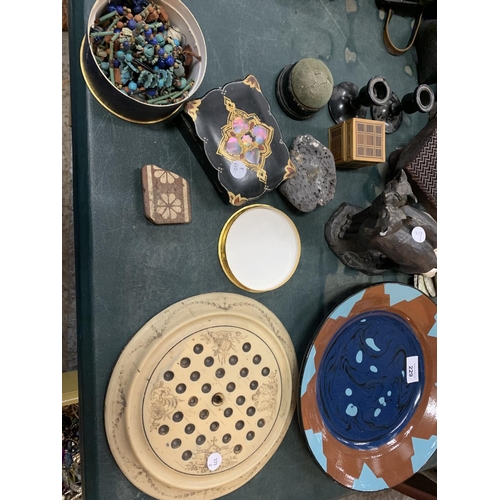 229 - AN ASSORTMENT OF VARIOUS COLLECTABLE ITEMS TO INCLUDE STUDIO POTTERY, WOODEN PATTERN STAMPS ETC