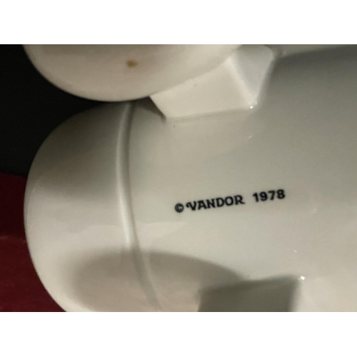 342 - A RETRO 1978 WHITE CERAMIC VANDOR TEA POT IN THE FORM OF AN AEROPLANE