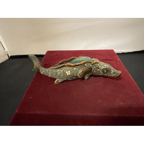 724 - A STONEWARE MAJOLICA FISH  (2875)  LENGTH: 21.5CM