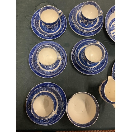 728 - A QUANTITY OF WILLOW PATTERN BLUE AND WHITE TEA WARE TO INCLUDE A SERVING BOWL AND DESSERT DISHES