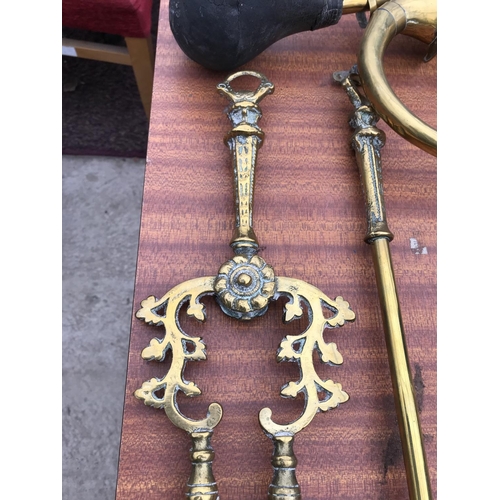 1528 - A BRASS FIRESIDE COMPANION SET AND A BRASS BIKE HORN