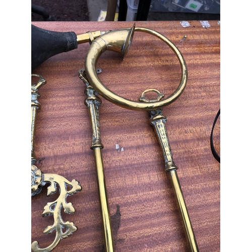 1528 - A BRASS FIRESIDE COMPANION SET AND A BRASS BIKE HORN