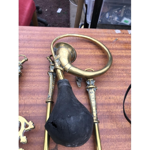 1528 - A BRASS FIRESIDE COMPANION SET AND A BRASS BIKE HORN