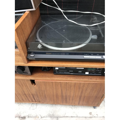 1559 - A TECHNICS TURNTABLE AND SOUNDSYSTEM IN A WOODEN CABINET WITH A PAIR OF SPEAKERS