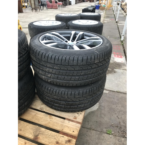 1621 - A PAIR OF BMW SPORTS TYRE RIMS WITH PIRELLI 275/40 R20 TYRES