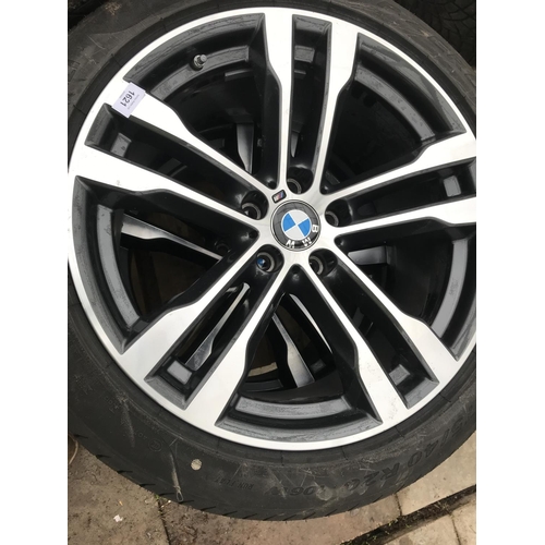 1621 - A PAIR OF BMW SPORTS TYRE RIMS WITH PIRELLI 275/40 R20 TYRES