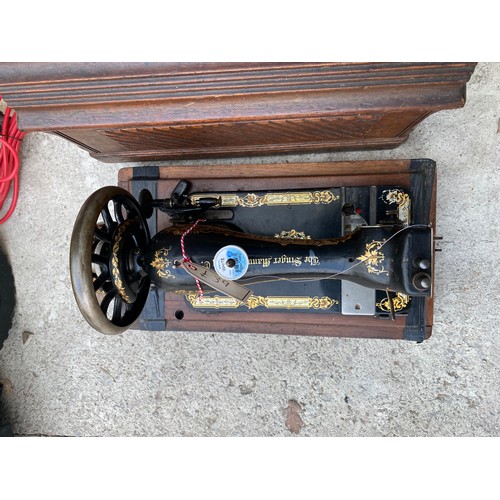 1557 - A VINTAGE SINGER SEWING MACHINE IN A WOODEN CASE