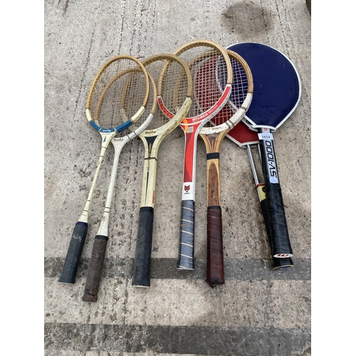 1612 - AN ASSORTMENT OF VINTAGE WOODEN TENNIS RACKETS