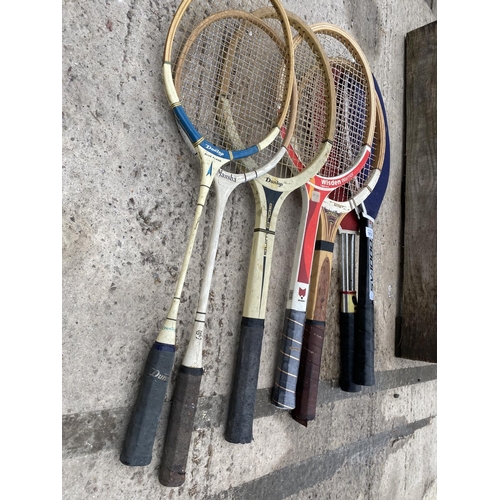 1612 - AN ASSORTMENT OF VINTAGE WOODEN TENNIS RACKETS