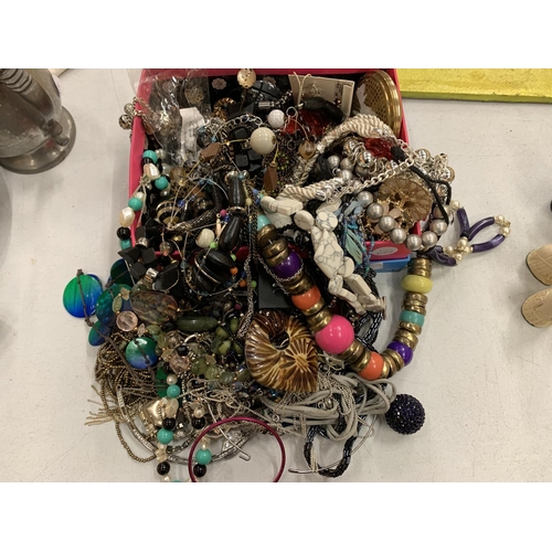 107 - A LARGE ASSORTMENT OF COSTUME JEWELLERY TO INCLUDE NECKLACES