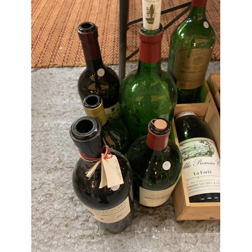 123 - AN ASSORTMENT OF LARGE VINTAGE WINE BOTTLES, SOME TO INCLUDE BATTERY POWERED LIGHTS