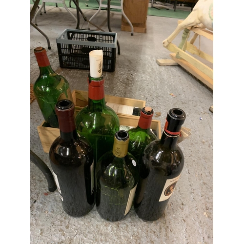 123 - AN ASSORTMENT OF LARGE VINTAGE WINE BOTTLES, SOME TO INCLUDE BATTERY POWERED LIGHTS