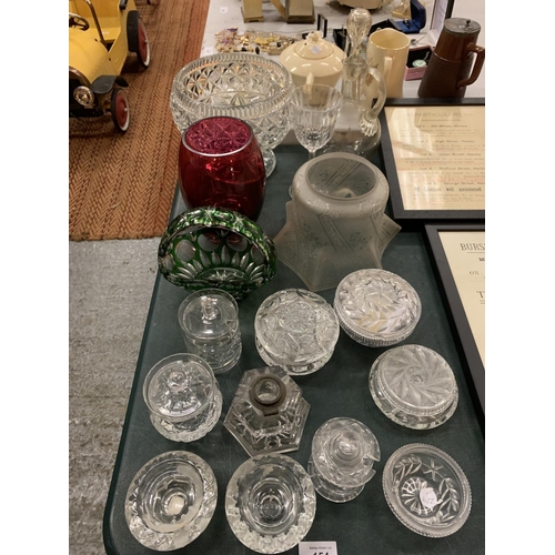 154 - A COLLECTION OF MIXED GLASS WARE TO INCLUDE DECORATIVE LAMP SHADE