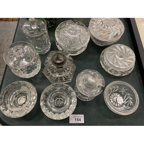 154 - A COLLECTION OF MIXED GLASS WARE TO INCLUDE DECORATIVE LAMP SHADE