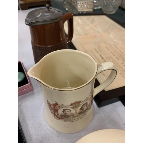 156 - AN ASSORTMENT OF CERAMIC WARE TO INCLUDE TWO JUGS AND A LANGLEY TANKARD