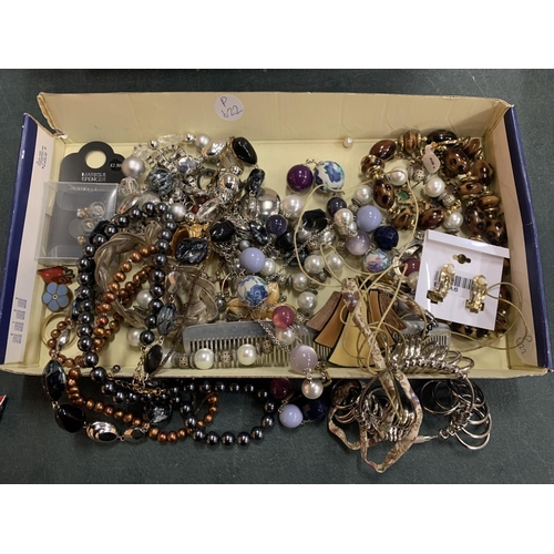 212 - AN ASSORTMENT OF COSTUME JEWELLERY